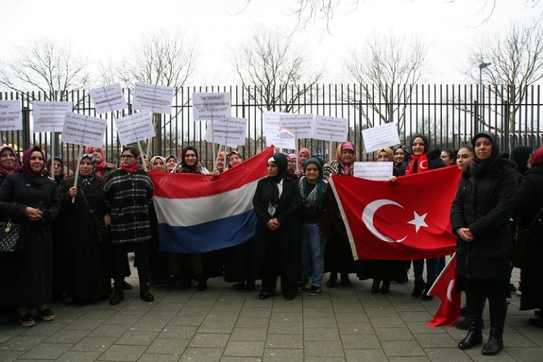 Vatandaşlarımız ‘Zeytin Dalı Harekâtı’na destek için Rotterdam’da toplandı