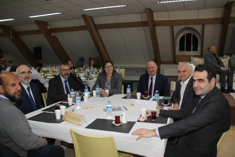 Rotterdam İslam Üniversitesi’nden iftar programı