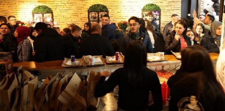 ‘Tostçu Mahmut’Amsterdam’da kuyruk oluşturdu