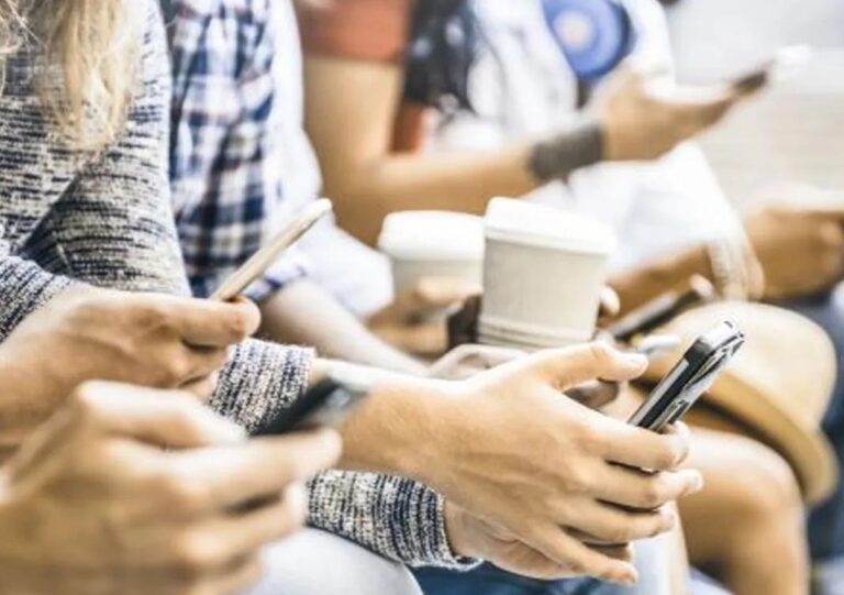 Hollanda okullarda cep telefonu, tablet ve akıllı saatleri yasaklıyor