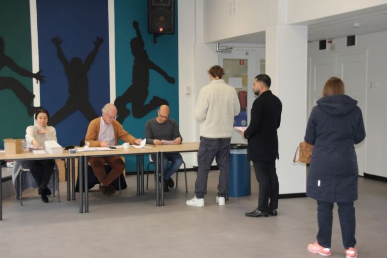 Hollanda’da Oy Verme İşlemi Devam Ediyor