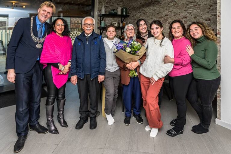 Zaandam Belediye Başkanı, 65 Yıllık evli Uzun çiftini evlerinde tebrik etti