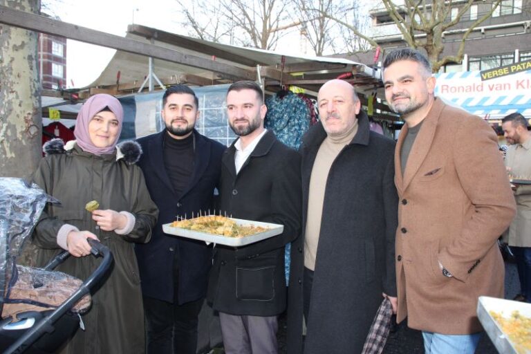DENK Partisi, seçmenlerine Türk baklavasıyla teşekkür turlarına devam ediyor